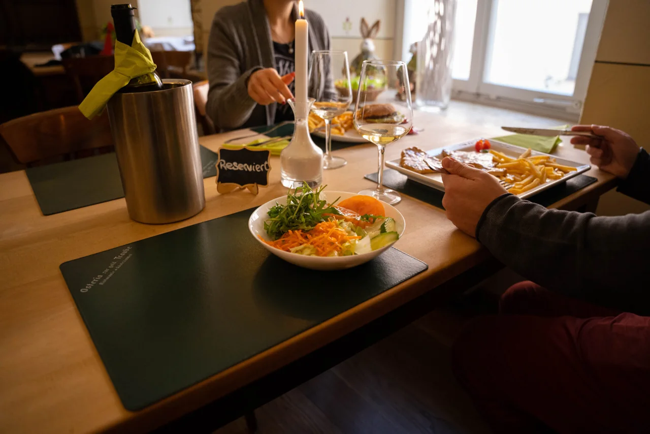 Gemeinsam am gedeckten Tisch in der Osteria