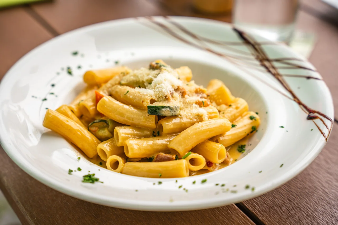 Ein Teller Rigatoni mit geriebenem Käse