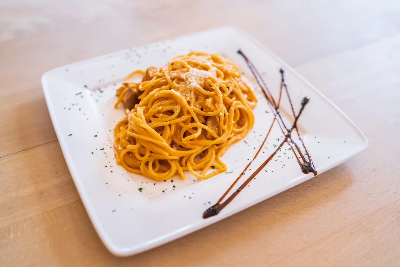 Spaghetti auf einem weißen Teller in der Osteria